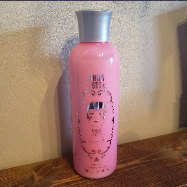 ANNA SUI(アナスイ)のANNA SUI　ドーリーガール　ボディローション 200ml コスメ/美容のボディケア(ボディローション/ミルク)の商品写真