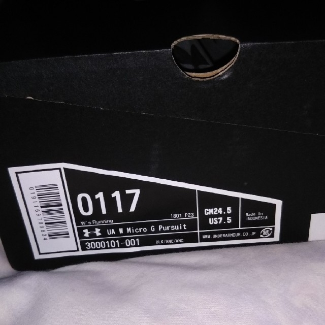 UNDER ARMOUR(アンダーアーマー)のアンダーアーマー スニーカー グレー黒 24.5㎝ レディースの靴/シューズ(スニーカー)の商品写真