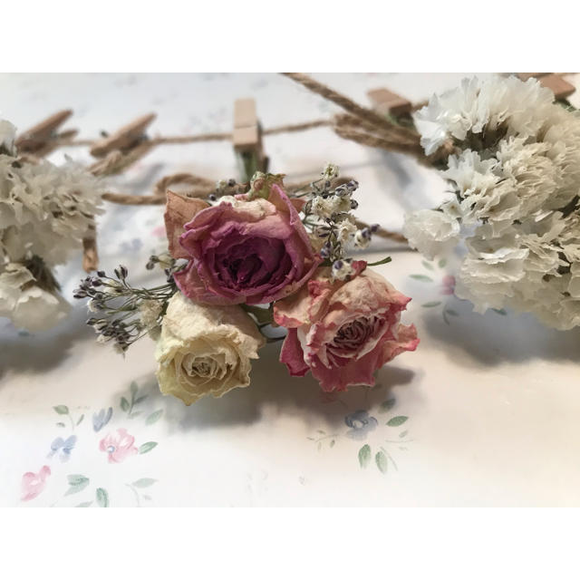 淡い3種のバラとかすみ草のホワイトドライフラワーガーランド♡ ハンドメイドのフラワー/ガーデン(ドライフラワー)の商品写真