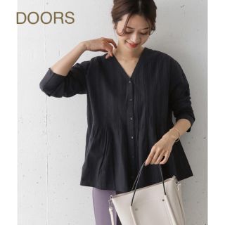 アーバンリサーチドアーズ(URBAN RESEARCH DOORS)の新品🍀今季DOORS ピンタックVネックブラウス BLACK(シャツ/ブラウス(長袖/七分))