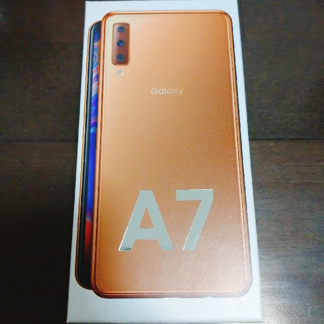 Galaxy(ギャラクシー)の【新品】Galaxy A7 ゴールド SIMフリー端末 スマホ/家電/カメラのスマートフォン/携帯電話(スマートフォン本体)の商品写真