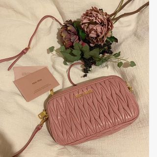 ミュウミュウ(miumiu)の【お値下げ中❗️】miumiu ショルダーバックpink(ショルダーバッグ)