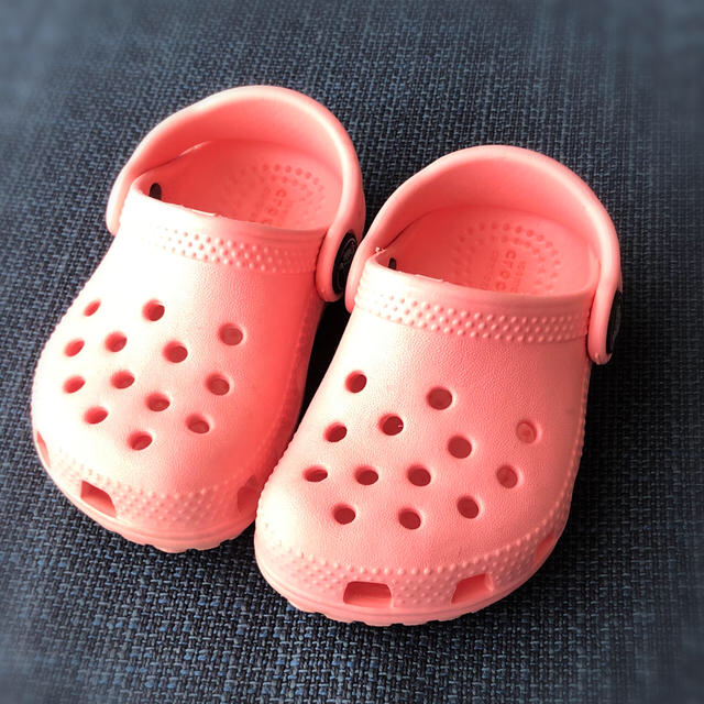 crocs(クロックス)の【取り置き中】¥850 クロックス子供用サンダル キッズ/ベビー/マタニティのベビー靴/シューズ(~14cm)(サンダル)の商品写真