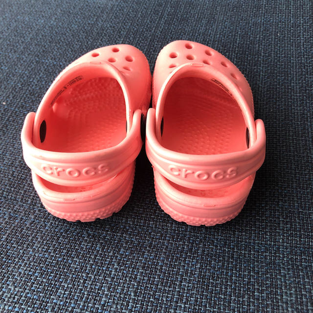 crocs(クロックス)の【取り置き中】¥850 クロックス子供用サンダル キッズ/ベビー/マタニティのベビー靴/シューズ(~14cm)(サンダル)の商品写真