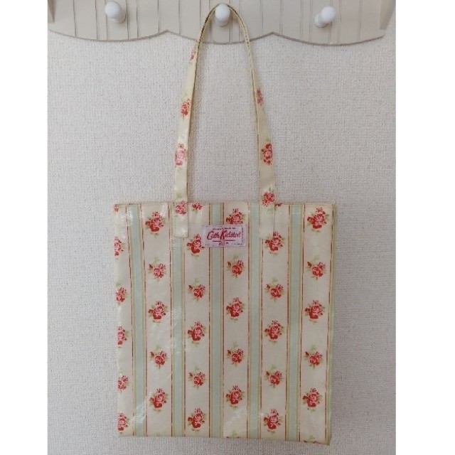 Cath Kidston(キャスキッドソン)のCath Kidstonﾌﾞｯｸﾊﾞｯｸ薔薇ボーダー希少赤タグ レディースのバッグ(トートバッグ)の商品写真