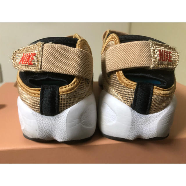 NIKE(ナイキ)のNIKE WMNS AIR RIFT GOLD 22センチ 美品 レディースの靴/シューズ(スニーカー)の商品写真