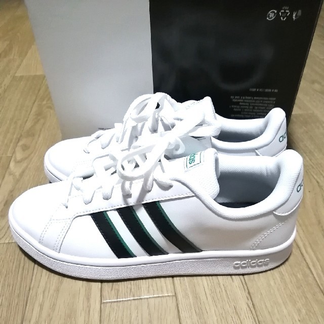 adidas(アディダス)の新品　adidas　スニーカー　BLACK×GREEN レディースの靴/シューズ(スニーカー)の商品写真