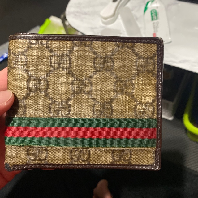 Gucci(グッチ)のグッチ　２つ折り財布　スプリーム柄 メンズのファッション小物(折り財布)の商品写真