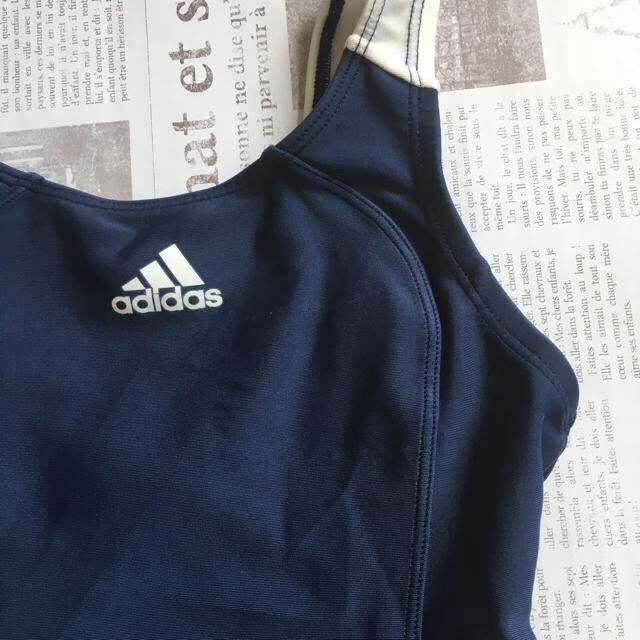 adidas(アディダス)のアディダス  adidas 水着　130センチ キッズ/ベビー/マタニティのキッズ服女の子用(90cm~)(水着)の商品写真