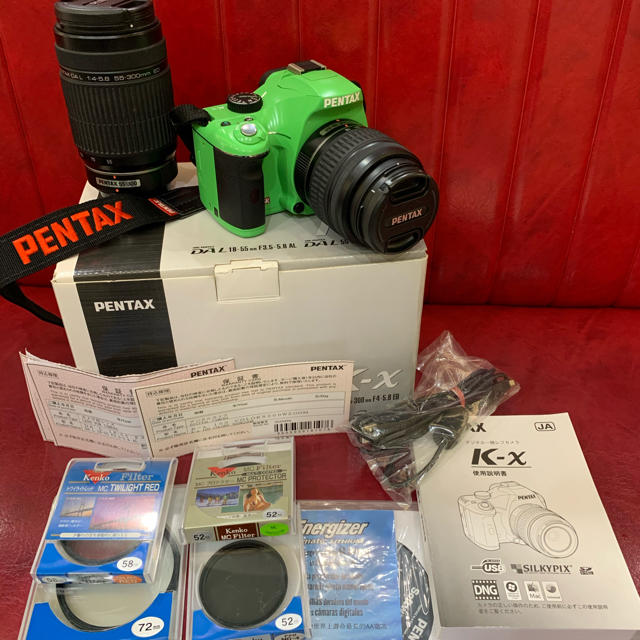 PENTAX(ペンタックス)のPENTAX k-x ダブルレンズ　グリーン／ブラック　レンズフィルター付4枚 スマホ/家電/カメラのカメラ(デジタル一眼)の商品写真