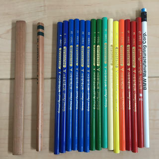 ミツビシエンピツ(三菱鉛筆)の色鉛筆とデッサン用鉛筆の18点セット(色鉛筆)
