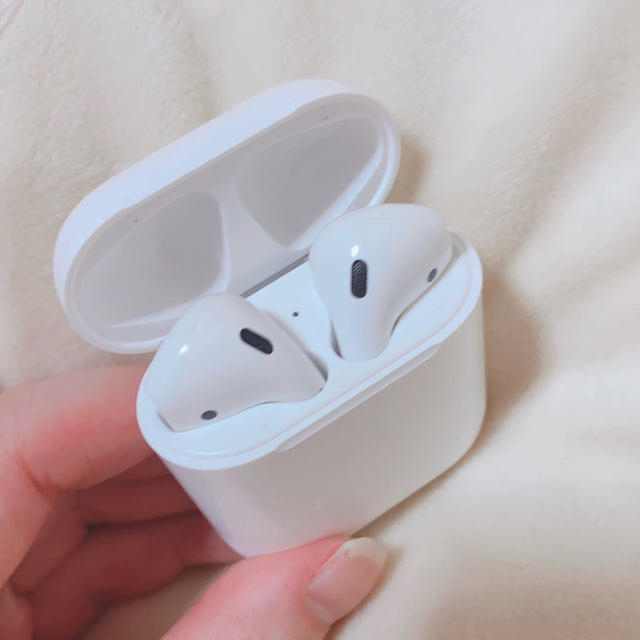 Apple(アップル)のAirPods スマホ/家電/カメラのオーディオ機器(ヘッドフォン/イヤフォン)の商品写真