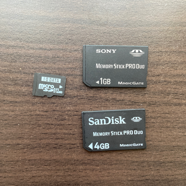 SanDisk(サンディスク)のメモリースティック🌟３枚セット スマホ/家電/カメラのPC/タブレット(PC周辺機器)の商品写真