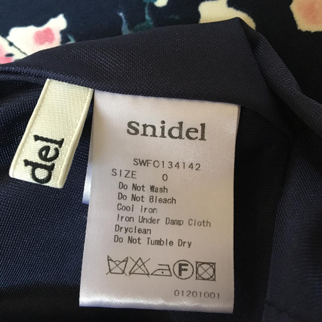 SNIDEL(スナイデル)のsnidel スタンドカラーフラワーワンピース 2013AW レディースのワンピース(ひざ丈ワンピース)の商品写真