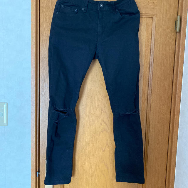 FOREVER 21(フォーエバートゥエンティーワン)の美品 ダメージスキニー 黒 フォーエバー21 メンズのパンツ(デニム/ジーンズ)の商品写真