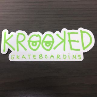 クルキッド(KROOKED)の【縦5.7cm横15.3cm】KROOKED ステッカー(スケートボード)