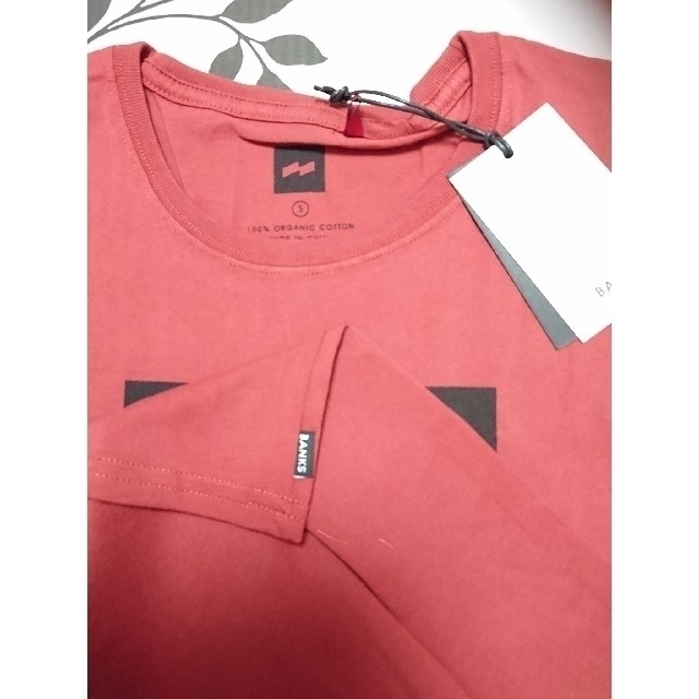 Ron Herman(ロンハーマン)の【S】BANKS FLAG LOGO TEE  半袖Tシャツ（レッド） メンズのトップス(Tシャツ/カットソー(半袖/袖なし))の商品写真