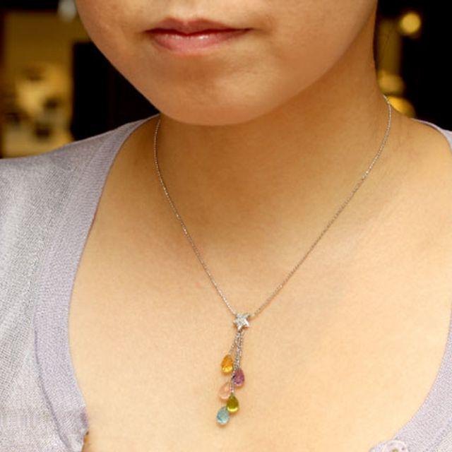 キラキラと華やかに胸元でゆれるとってもキュートなネックレス K18WGの通販 by メミコショップ｜ラクマ