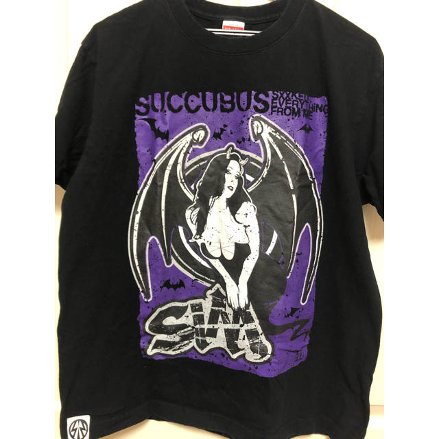 Deviluse(デビルユース)の【値下げしました】SiM サキュバス　Tシャツ エンタメ/ホビーのタレントグッズ(ミュージシャン)の商品写真