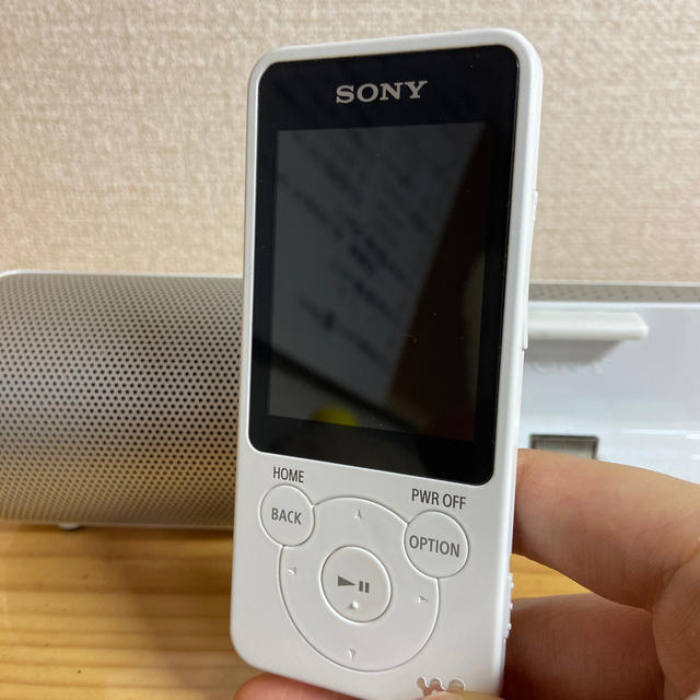 SONY(ソニー)のウォークマン白5月27日まで値下げします！ スマホ/家電/カメラのオーディオ機器(ポータブルプレーヤー)の商品写真