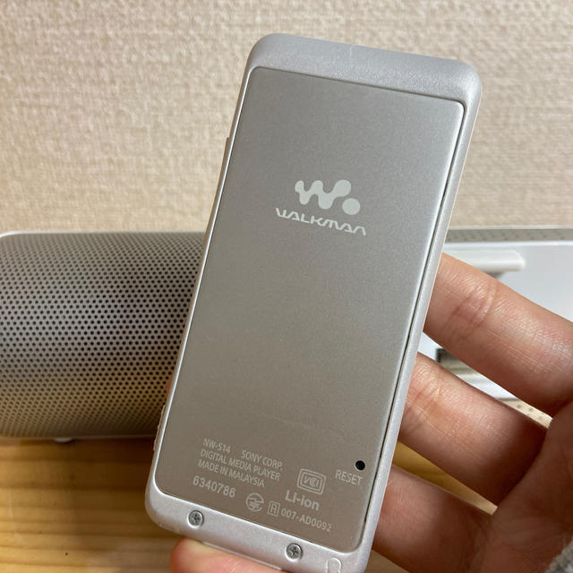 SONY(ソニー)のウォークマン白5月27日まで値下げします！ スマホ/家電/カメラのオーディオ機器(ポータブルプレーヤー)の商品写真