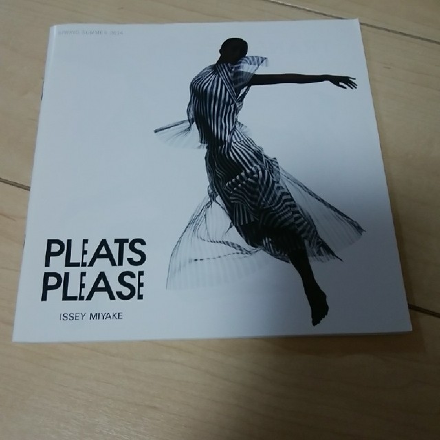 PLEATS PLEASE ISSEY MIYAKE(プリーツプリーズイッセイミヤケ)のプリーツプリーズ カタログ6冊セット レディースのレディース その他(その他)の商品写真