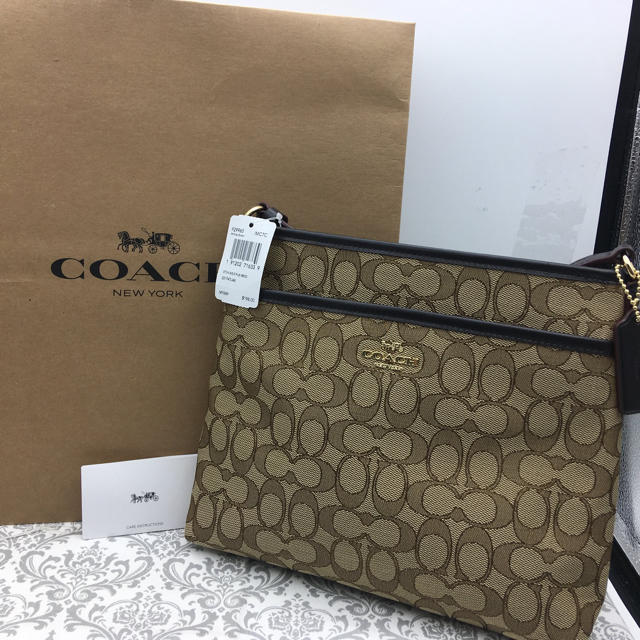 COACH(コーチ)の即発送【新品未使用】コーチ◆シグネチャー柄◆ショルダーバッグ◆ ブラウン◆母の日 レディースのバッグ(ショルダーバッグ)の商品写真