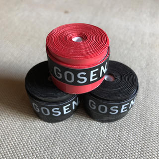 ゴーセン(GOSEN)のGOSENグリップテープ 黒2個と赤1個 計3個(テニス)