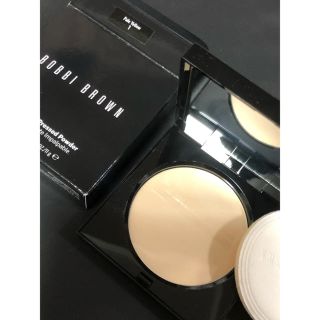 ボビイブラウン(BOBBI BROWN)のボビィブラウン　シアーフィニッシュ　プレストパウダー　値下げ！(フェイスパウダー)