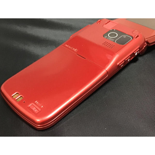 NTTdocomo(エヌティティドコモ)のドコモ らくらくホン F-09B レッド 良品 スマホ/家電/カメラのスマートフォン/携帯電話(携帯電話本体)の商品写真