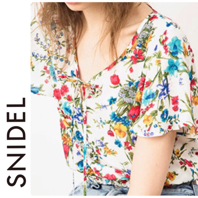 SNIDEL(スナイデル)の最終値下げ！snidel プリントショートスリーブ　花柄×白 レディースのトップス(シャツ/ブラウス(半袖/袖なし))の商品写真