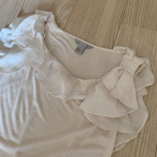 エイチアンドエム(H&M)のH&M フリルリボン　ノースリーブ　トップス ブラウス(カットソー(半袖/袖なし))