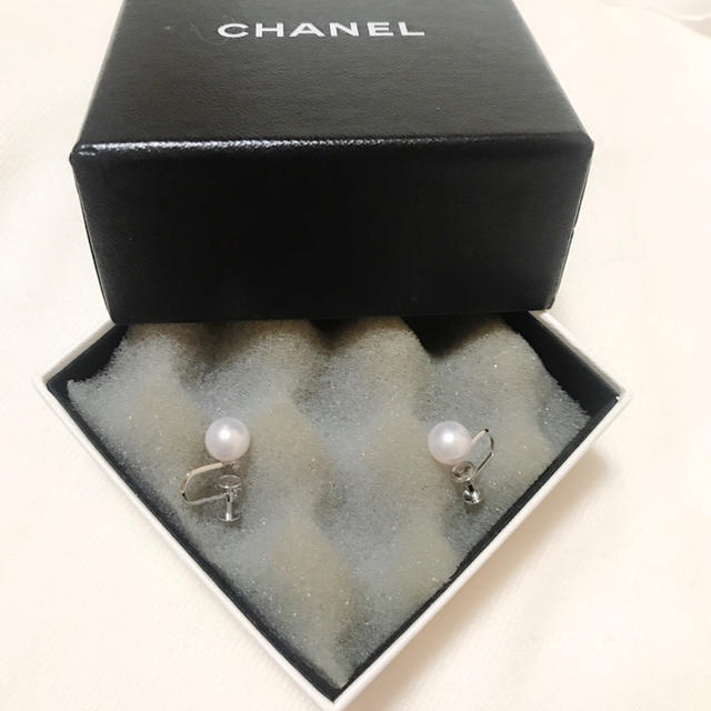 【真珠のイヤリング】5.7mm♡WG★シャネルの箱付き レディースのアクセサリー(イヤリング)の商品写真