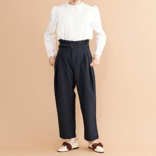 メルロー(merlot)のmerlot plus 新品未使用 ベルト付きタックテーパードパンツ(クロップドパンツ)