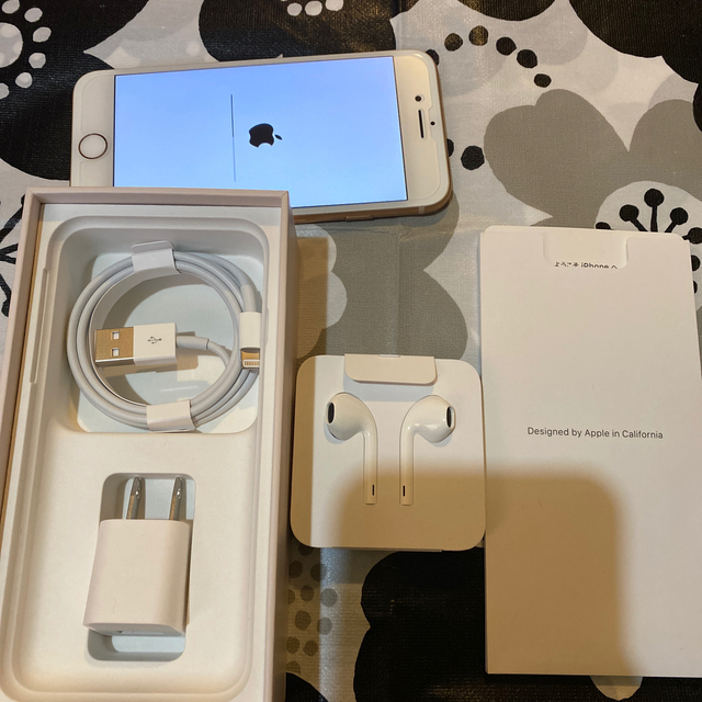 iPhone8 ゴールド　64GB SIMロック解除 2