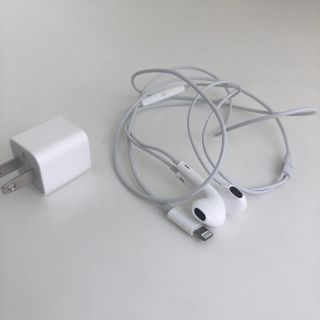 アップル(Apple)のiPhone用 純正充電プラグ＋イヤホン(ヘッドフォン/イヤフォン)