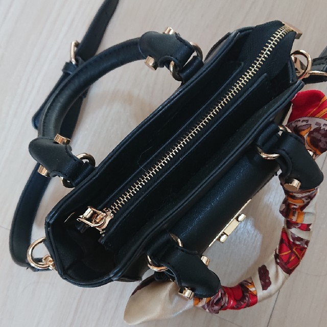 fifth(フィフス)のフィフス 美品 バッグ スカーフ付き 黒 レディースのバッグ(ショルダーバッグ)の商品写真