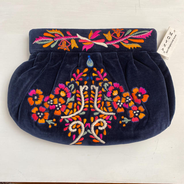 TOMORROWLAND(トゥモローランド)のMoyna 刺繍クラッチバッグ　ベロア（大） レディースのバッグ(クラッチバッグ)の商品写真