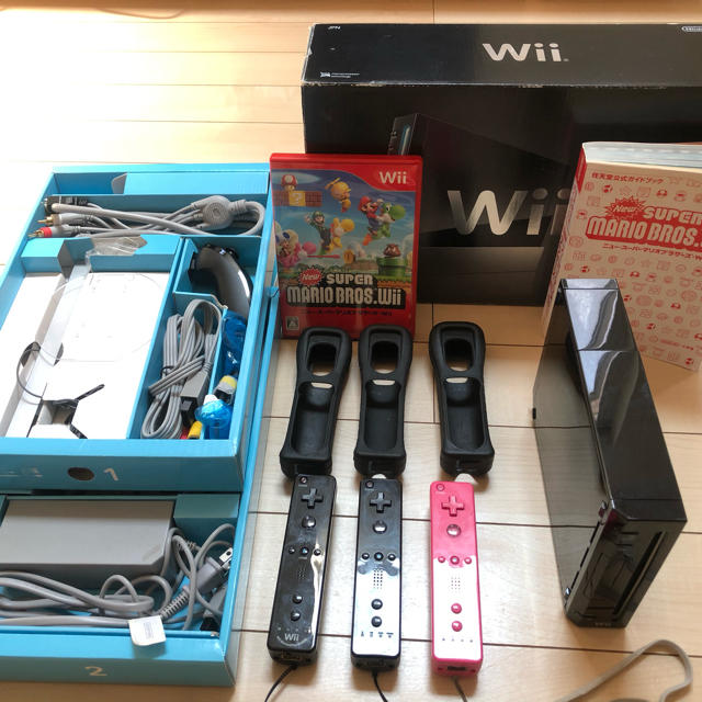 任天堂Wii本体コントローラー3つ　スーパーマリオソフト　攻略本
