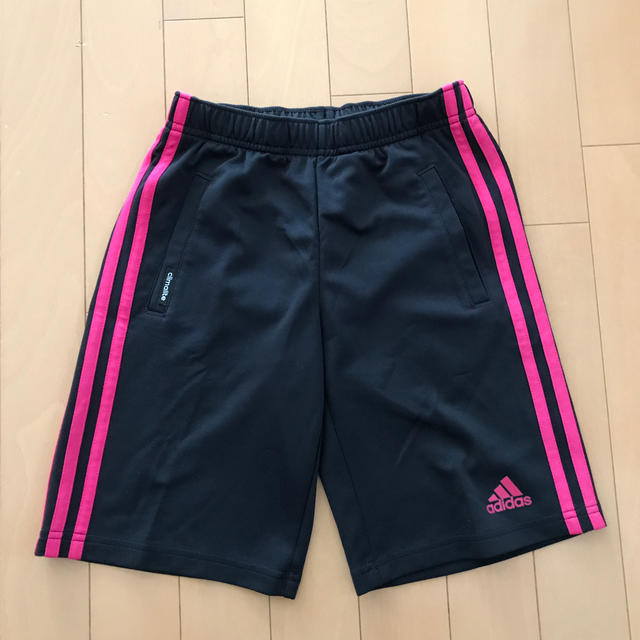 adidas(アディダス)のadidas ハーフパンツ　女児130 黒 キッズ/ベビー/マタニティのキッズ服女の子用(90cm~)(パンツ/スパッツ)の商品写真