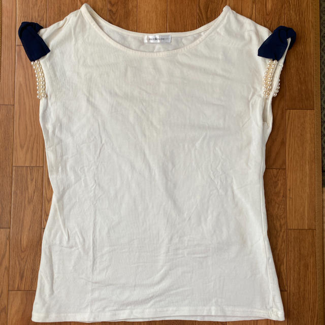 【新品】リボン パール付き白Tシャツ レディースのトップス(Tシャツ(半袖/袖なし))の商品写真