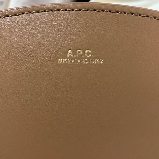 A.P.C(アーペーセー)のA.P.C（アーペーセー）ハーフムーンバック レディースのバッグ(ショルダーバッグ)の商品写真