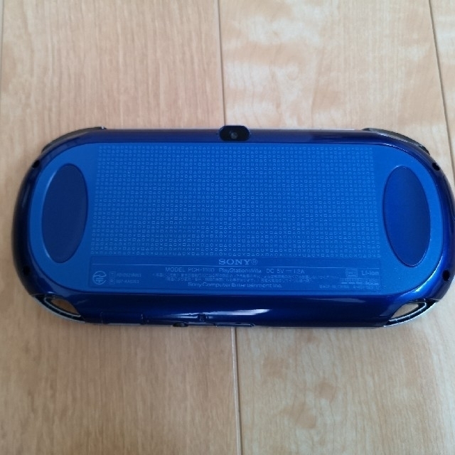 PlayStation Vita(プレイステーションヴィータ)のPlayStation Vita PCH-1100＋ソフト2本 エンタメ/ホビーのゲームソフト/ゲーム機本体(携帯用ゲーム機本体)の商品写真