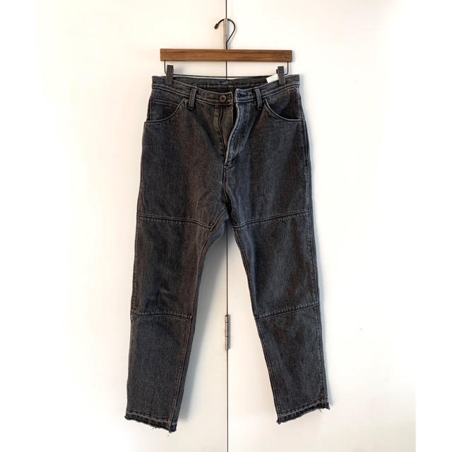 SUNSEA(サンシー)のESSAY SLIM TAPERED DENIM BLACK メンズのパンツ(デニム/ジーンズ)の商品写真