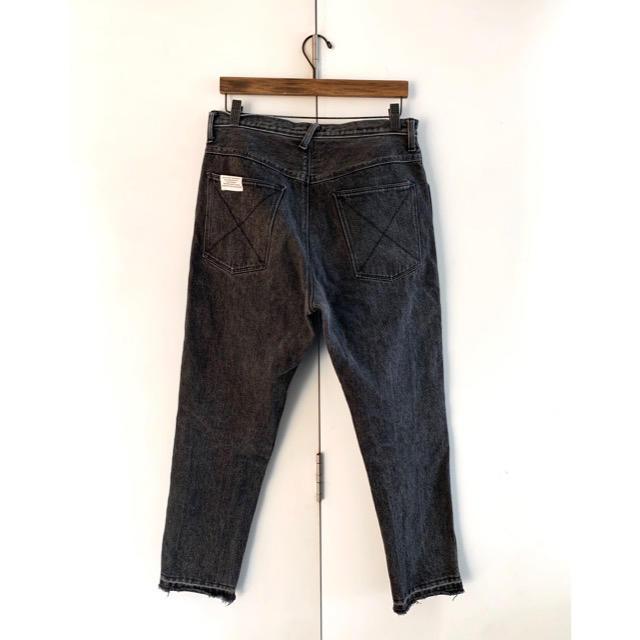 SUNSEA(サンシー)のESSAY SLIM TAPERED DENIM BLACK メンズのパンツ(デニム/ジーンズ)の商品写真