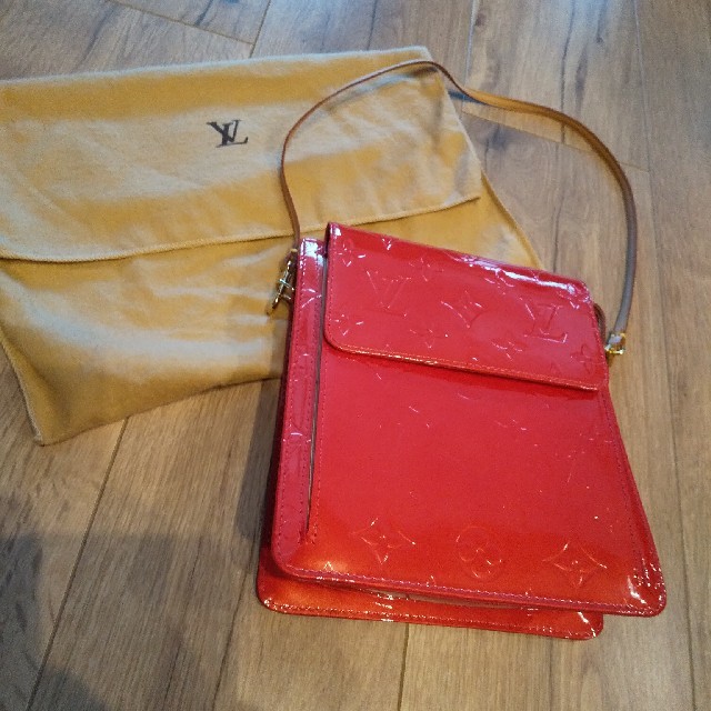LOUIS VUITTON(ルイヴィトン)の超美品　ルイ・ヴィトン　ヴェルニ赤　ハンドバッグ レディースのバッグ(ハンドバッグ)の商品写真
