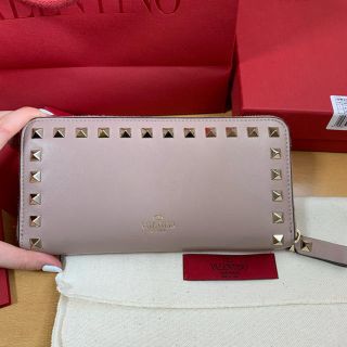 VALENTINO(財布 ・ ベージュ系)のフリマアイテム一覧 VALENTINO(財布 ・ ベージュ系)のフリマアイテム一覧
