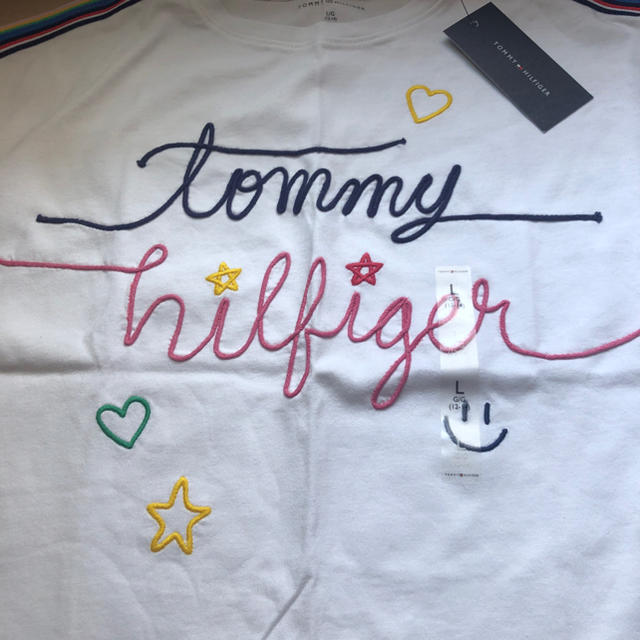 TOMMY HILFIGER(トミーヒルフィガー)の新品タグつき　トミーロゴにこちゃん親子、姉妹お揃いTシャツセット キッズ/ベビー/マタニティのキッズ服女の子用(90cm~)(Tシャツ/カットソー)の商品写真