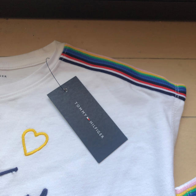 TOMMY HILFIGER(トミーヒルフィガー)の新品タグつき　トミーロゴにこちゃん親子、姉妹お揃いTシャツセット キッズ/ベビー/マタニティのキッズ服女の子用(90cm~)(Tシャツ/カットソー)の商品写真