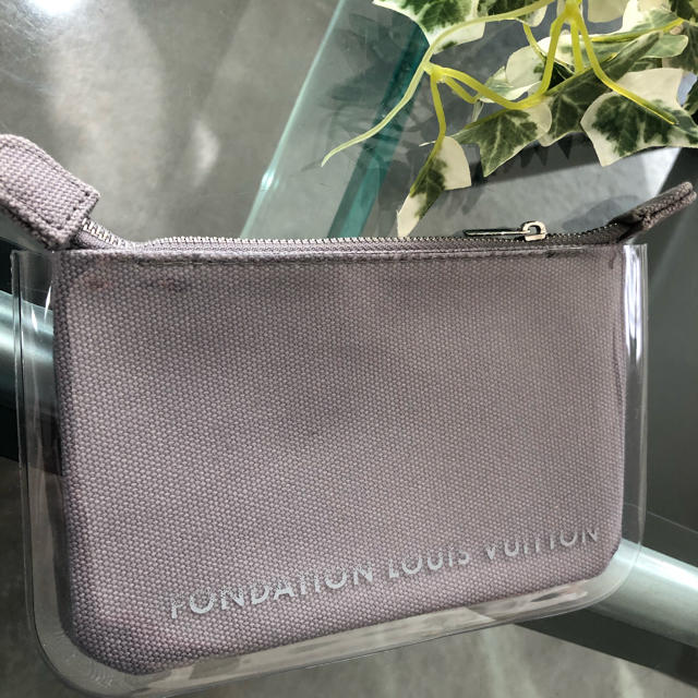 LOUIS VUITTON(ルイヴィトン)の【新品・送料込】FONDATION LOUIS VUITTON 限定ポーチ レディースのファッション小物(ポーチ)の商品写真